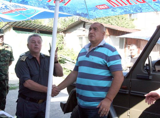 Премиерът Борисов в кризисния щаб в с. Бистрица. Снимка: Сергей Антонов