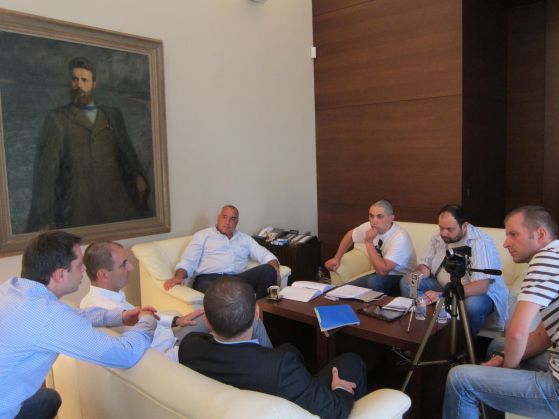 Симеон Дянков (в гръб), Цветан Цветанов (до него), Бойко Борисов (на фотьойла) и блогърите Асен Генов (вляво) и Константин Павлов - Комитата.