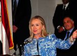 Замерят Клинтън с домати и обувки в Египет (видео)