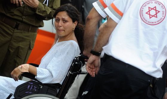 Започна транспортирането на пострадалите израелски граждани при бомбения атентат на летище Сарафово в Бургас на 18 юли 2012. Снимка: БГНЕС