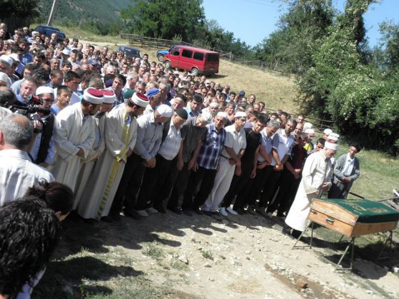 Погребението на Мустафа Кьосев, загинал в бомбения атентат на летище Сарафово в Бургас. Снимка: БГНЕС
