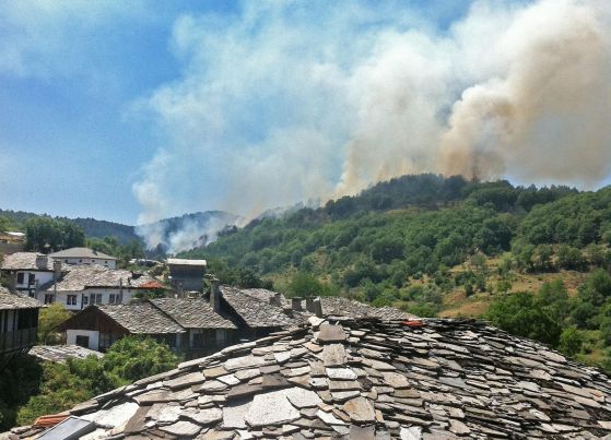 Огънят се разпространява в непосредствена близост до село Долен