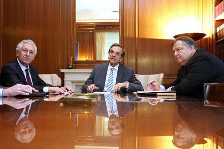 Лидерите на управляващата коалиция - (от ляво надясно) Кувелис, Самарас и Венизелос. Снимка: makthes