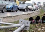 Камион срути светофар в София