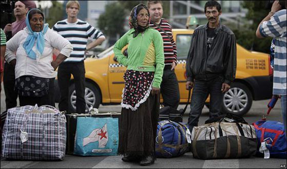 Роми, експулсирани от Франция в родната им Румъния. Снимка: AP, архив