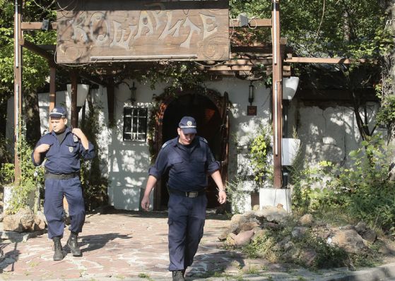 Взрив избухна сутринта на 16 август пред заведението "Кошарите" на Коко Динев. Снимка: БГНЕС