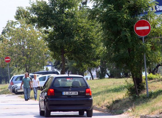 Движещи се коли по забранена улица заплашват пешеходците. Снимка: Сергей Антонов
