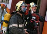 Пожарникари се борят с врата на горящо таванско в столицата (снимки)