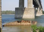 Хванаха роми, докато режат основите на Дунав мост
