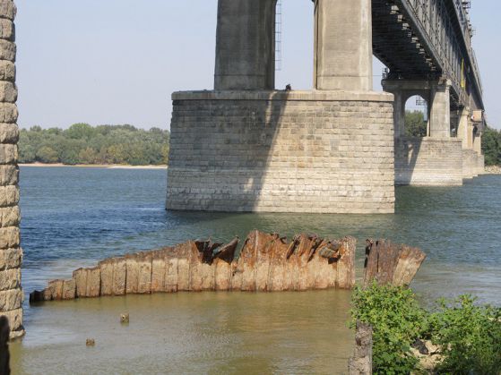Металните основи се виждат заради спадналото ниво на Дунав. Снимка: БГНЕС