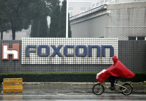 Масов бой принуди Foxconn да затвори един от заводите си. Снимка: EPA/БГНЕС