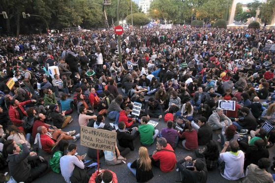 Масови протести срещу строгата фискална политика на испанското правителство събират хиляди по улиците на Мадрид. Снимка: ЕПА / БГНЕС