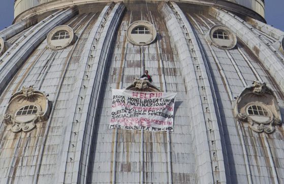 Мъж протестира срещу ЕС от купола на базилика във Ватикана. Снимка: БГНЕС