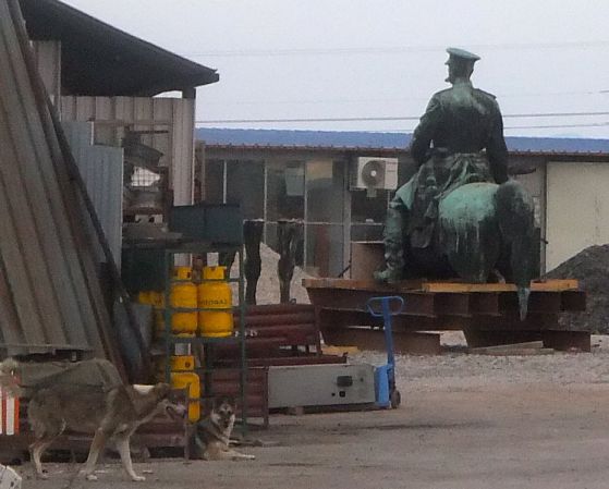 Паметникът на Цар Освободител е оставен в склад за вторични суровини. Снимка: БГНЕС