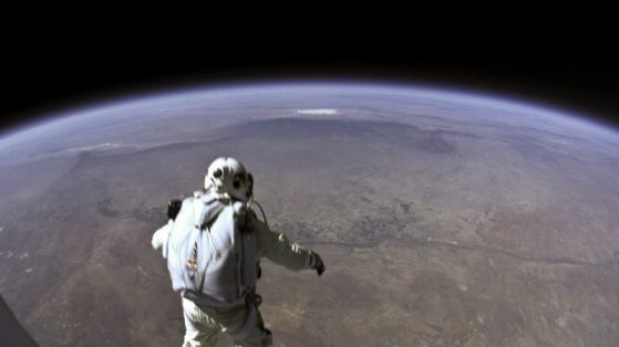 Феликс Баумгартнер извърши уникален скок от стратосферата 