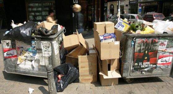 По закон такса смет може да отива единствено за събиране и извозване на боклука - много общини обаче завишават необосновано размера й, за да покриват с парите други разходи. Снимка: БГНЕС