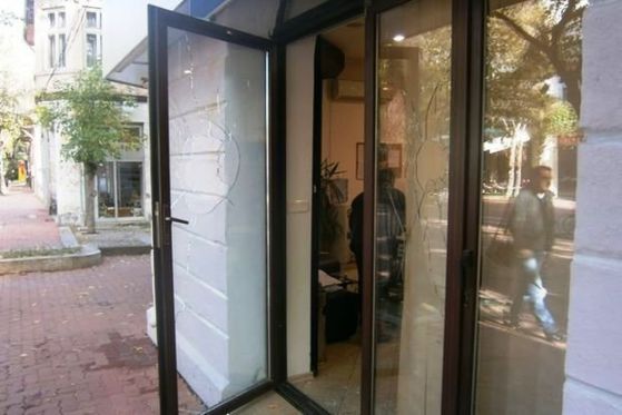 Изпочупиха стъклата на офиса на ГЕРБ в Кюстендил. Снимка: DarikNews.bg, Дарик Кюстендил  