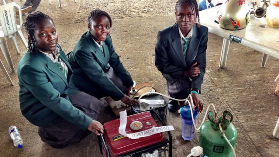 Африкански ученички създадоха генератор, който работи с урина. 