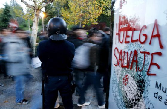 Над 34 души бяха ранени при сблъсъци в Мадрид по време на протест срещу мерките за икономии на испанското правителство. Снимка : ЕПА / БГНЕС