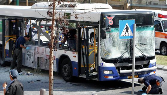 Автобусът след взрива, Снимка: Reuters