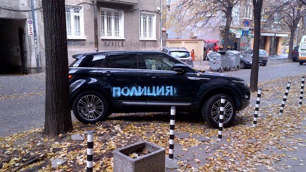 20 коли осъмнаха с надпис "Полиция" в центъра на столицата. Снимка: Николай Христов, БНР 20 коли осъмнаха с надпис "Полиция" в центъра на столицата. Снимка: Николай Христов, БНР