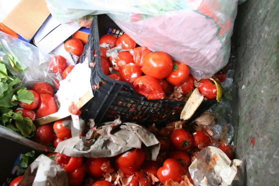 На Женския пазар раздават развалени домати за протеста. Снимка: Сергей Антонов