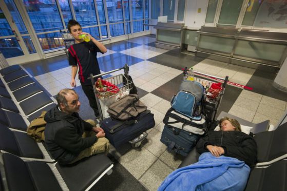 Сакис, Албена и Никола живеят в сектор А на Терминал 1 на летището в Мюнхен. Снимка Süddeutschezeitung