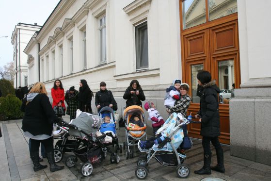 Протест на майки с деца пред парламента при приемането на бюджет 2013. Снимка: Сергей Антонов