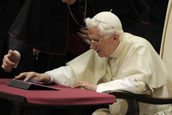 Папа Бенедикт XVI даде официален старт на присъствието си в Туитър. СНИМКА: ЕПА/БГНЕС