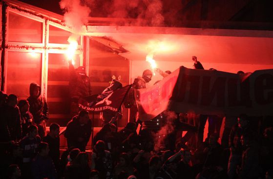 Запалянковците на „Левски“ започнаха да хвърлят факли и бомбички по игрището. Снимка: БГНЕС