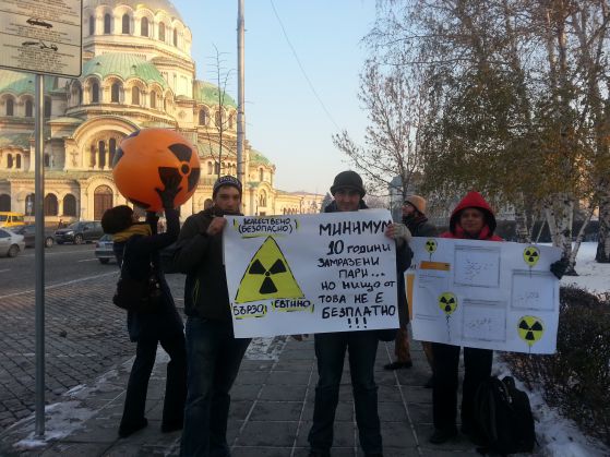 Активисти протестират срещу ядрената енергетика пред парламента