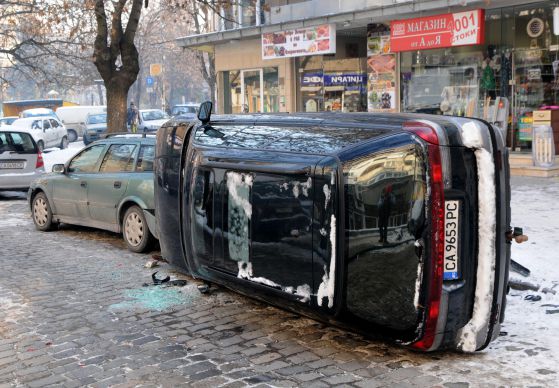 Автомобил се преобърна заради поледицата в София. Снимка БУЛФОТО