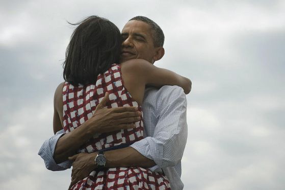 Барак Обама прегръща съпругата си Мишел след победата на изборите. Снимка: Twitter 