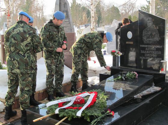 Близки и бойни другари се събраха в Русе на гроба на офицерски кандидат Антон Петров, загинал в Кербала. Снимка: БГНЕС
