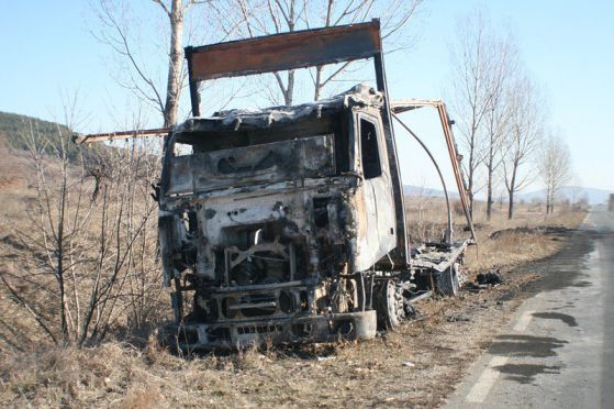 Камион изгоря напълно край старозагорския град Николаево. Снимка: БГНЕС