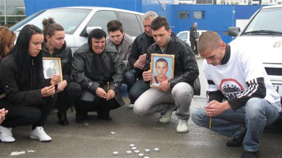 Роднини и приятели почитат паметта на загиналите в Симеоновград младежи. Снимка: БГНЕС, архив
