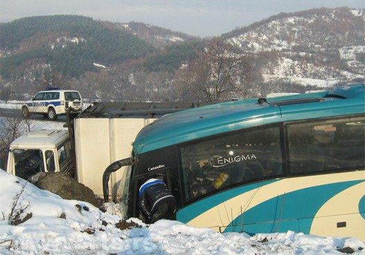 Катастрофа между български автобус и сръбски камион край Пирот. Снимка РТС
