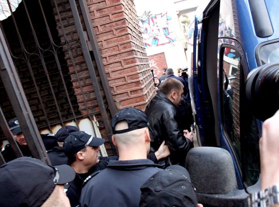 Октай Енимехмедов бе отведен от съда под силна охрана.Снимка: Сергей Антонов