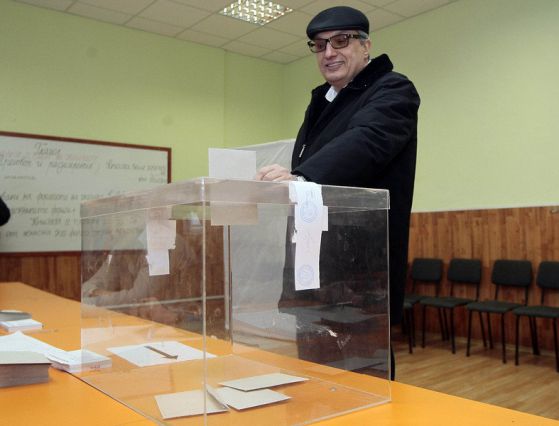 Иван Костов гласува в референдума за ядрената енергетика. Снимка: БГНЕС