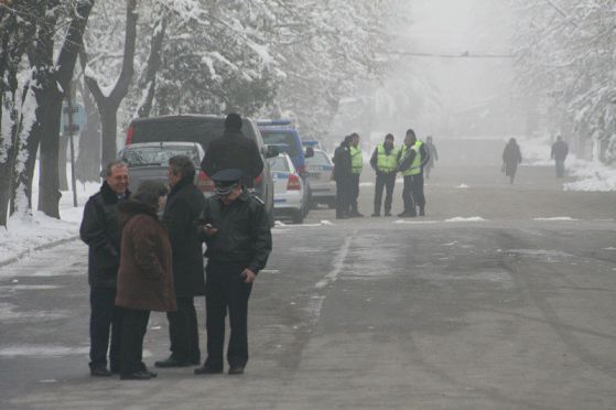 Работници и полиция в очакване на посещението на премиера Борисов във ВМЗ-Сопот. Снимка: БГНЕС