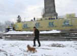 Освежават паметника на Съветската армия за Деня на Червената армия