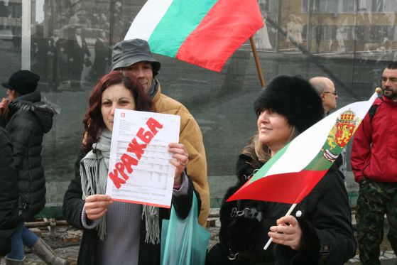 Хиляди българи излязоха на протест срещу завишените сметки за ток и парно Снимка: Сергей Антонов
