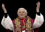 Папа Бенедикт официално напусна Ватикана (Снимки)
