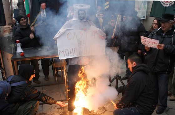  Изгориха чучелото на министър Делян Добрев на протест срещу високите цени. Снимка: Сергей Антнов