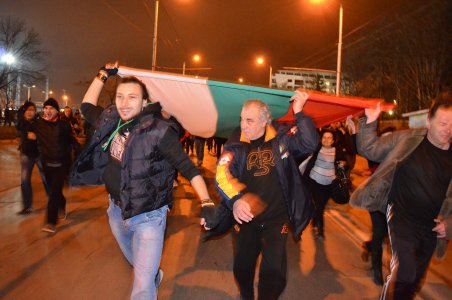 Наръганият с нож организатор на протеста във Варна Иван Петров (в средатас). Снимка: Petel.bg Наръганият с нож организатор на протеста във Варна Иван Петров (в средатас). Снимка: Petel.bg