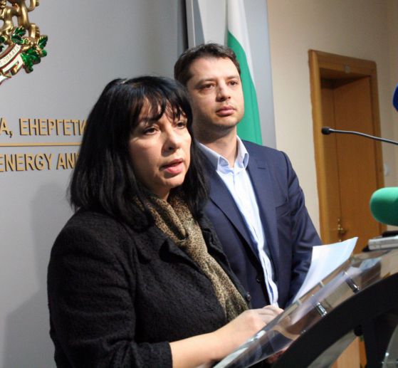 Министърът на енергетиката Делян Добрев и Теменужка Петкова от АДФИ. Снимка: Сергей Антонов