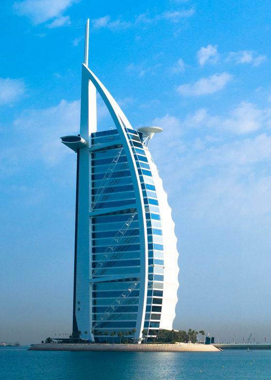 Хотелът върху изкуствен остров Бурж Ал Араб в Дубай е сред първообразите на въжделенията на някои кметове