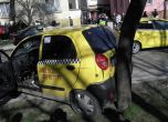Такси излетя от пътя след челен удар с BMW (снимки)