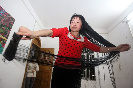 Китайка реше 2-метровата си коса, Снимка: ЕРА/БГНЕС