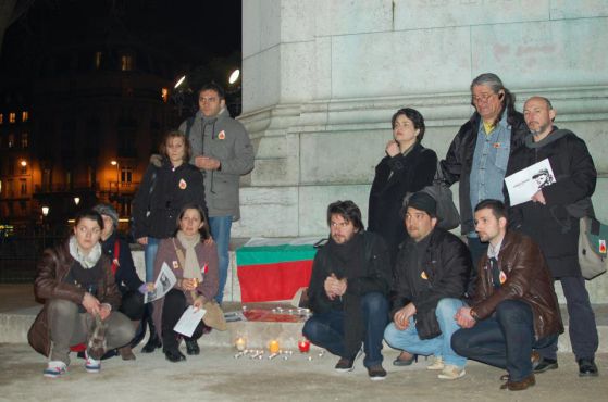 Българи запалиха свещи в памет на Пламен Горанов пред паметника на Карл Велики в Париж. Снимка: Фейсбук
